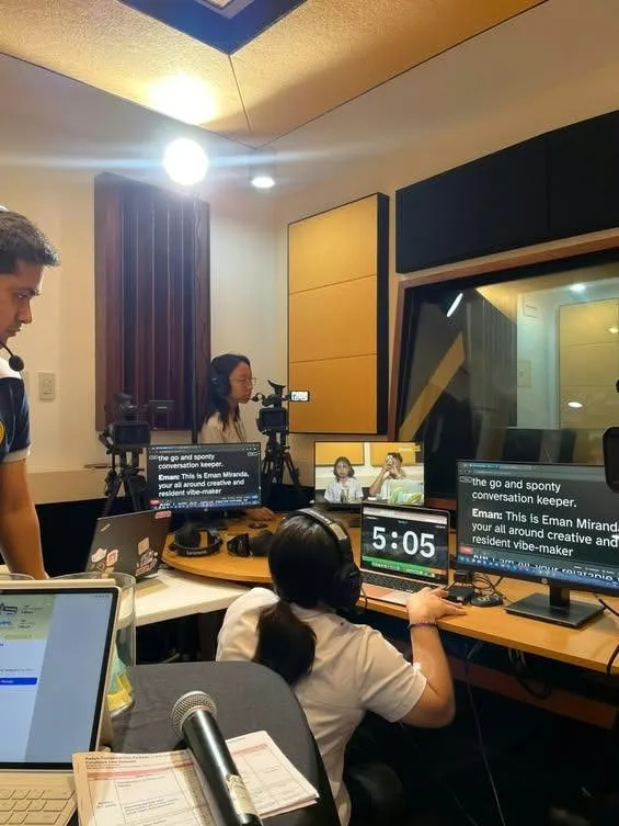 The studio during the live episode, the timer at 5:05.